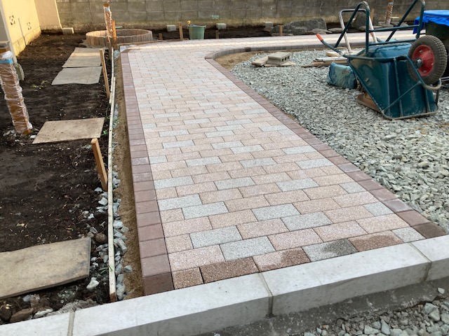 庭のリフォーム工事でインターロッキングの園路施工しました