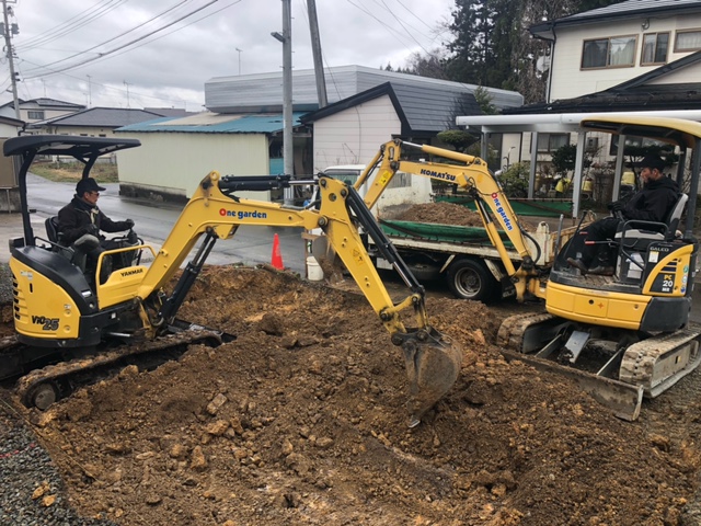ワンガーデンは滝沢市の現場で、
土間コンクリートの掘削作業中です。