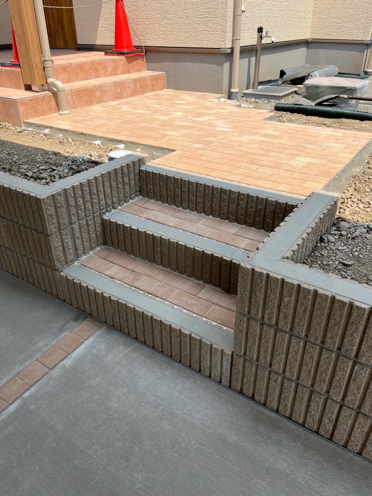 滝沢市の現場　メーカーエスビックの化粧ブロック　建物に合った色合いと風合いです。