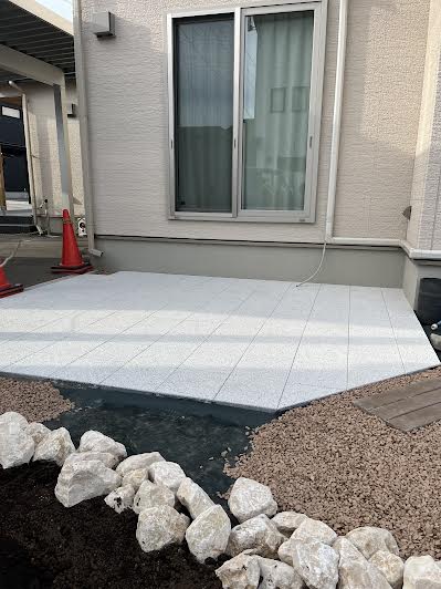 テラスは爽やかなホワイトで。
エスビックの製品です。