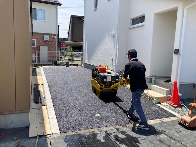 盛岡市の現場でアスファルト舗装の施工しました。
仕上げの転圧を作業も入念に行っています。