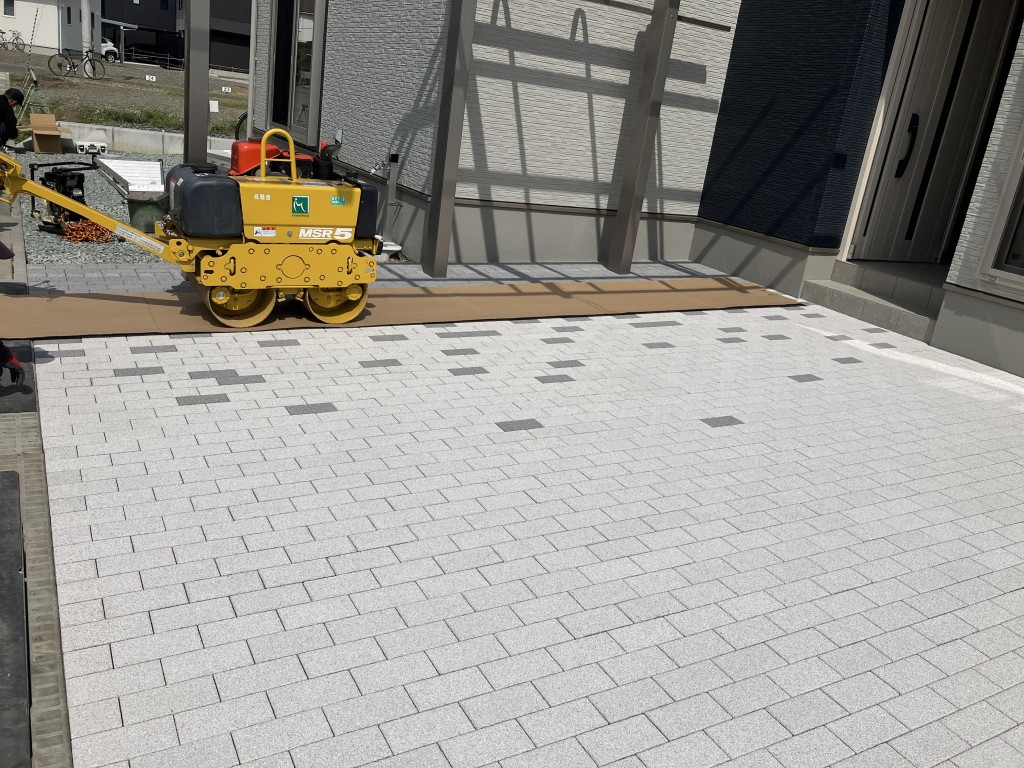 インターロッキング敷き
600キロのローラーで転圧。
最後の仕上げです。