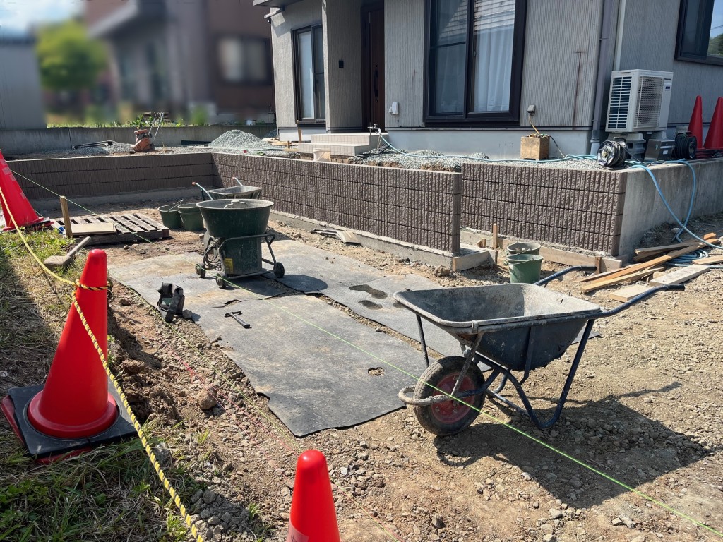 滝沢市の現場。解体作業が終わり、新たに化粧ブロック積みをして、駐車場スペース、アプローが出来上がっていきます。