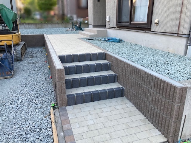 滝沢市の現場です。アプローチのインターロッキング施工。階段アプローチです。あとは駐車スペースのアスファルト舗装で完成です。