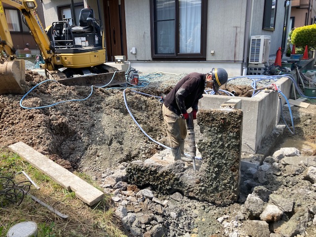 滝沢市のリフォーム工事現場です。
既存擁壁の解体作業。これから新たにブロック積みをして駐車スペースを広くしていきます。