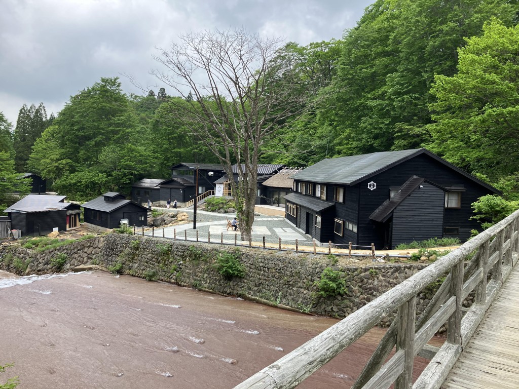 乳頭温泉の黒湯と孫六温泉に入りました。秘湯の景色も風情があります。