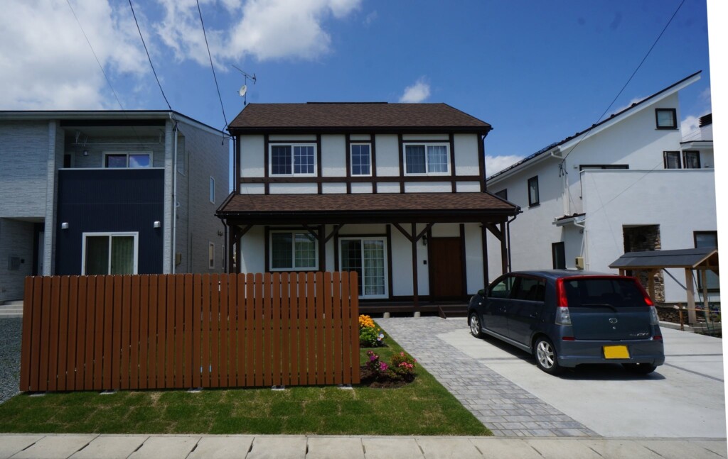 芝生のあるガーデン・エクステリア