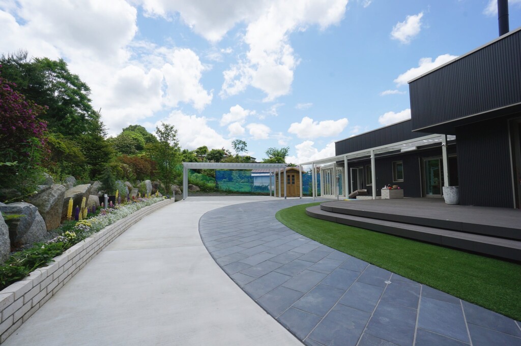 曲線の先に広がるエクステリア＆ガーデン