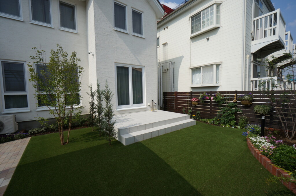 人工芝とテラスのある庭　