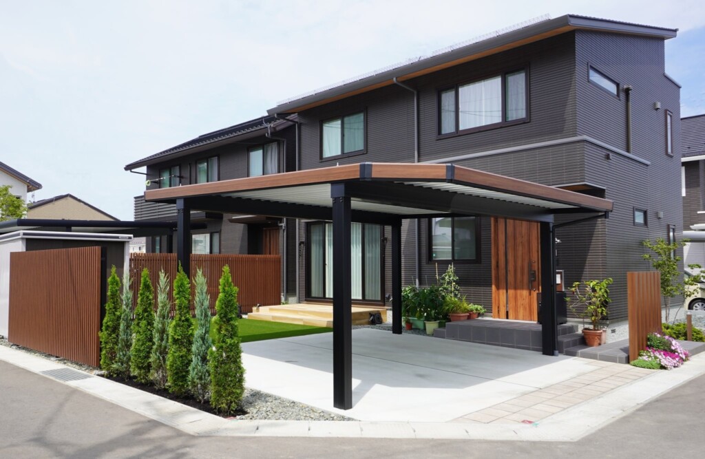 素敵な木調が効いてるエクステリア