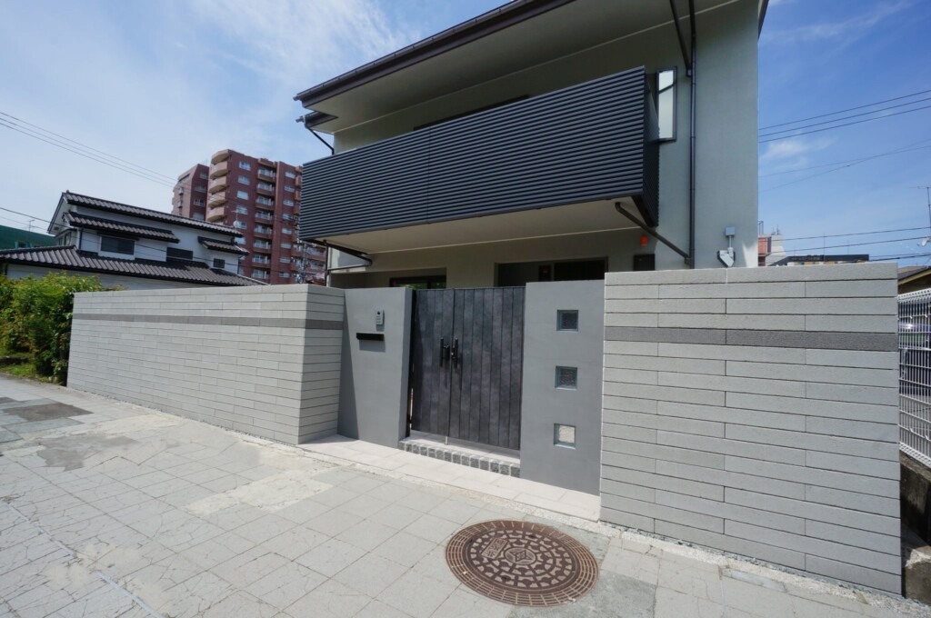 家との調和・グレーを基調としたエクステリア