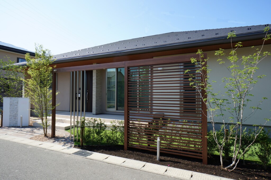 緑がそよぐさわやかなファサード